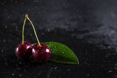 Karanlık bir arka plan üzerinde kiraz