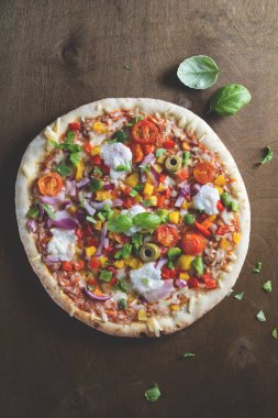 Sebzeli ve peynirli pizza