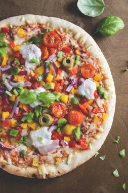 Sebzeli ve peynirli pizza