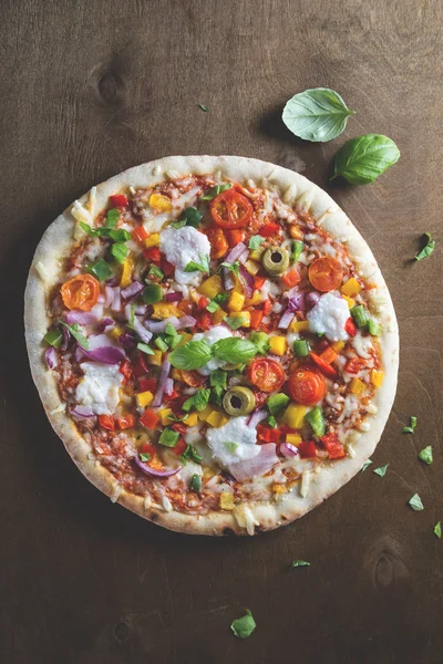 Sebzeli ve peynirli pizza