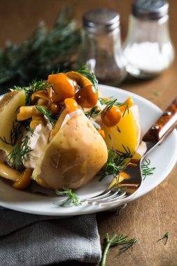 Krem peynir dereotu ve mantar ile fırında patates