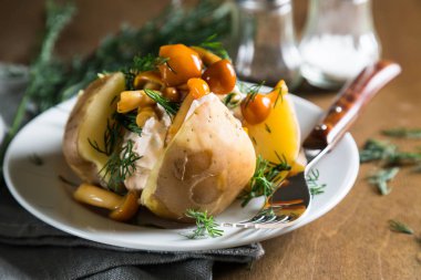 Krem peynir dereotu ve mantar ile fırında patates