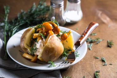 Krem peynir dereotu ve mantar ile fırında patates