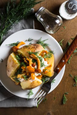 Krem peynir dereotu ve mantar ile fırında patates