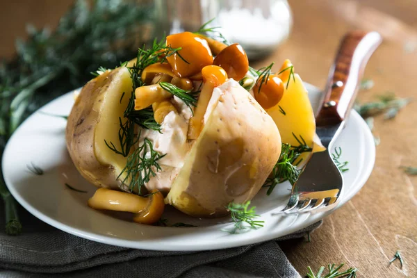 Krem peynir dereotu ve mantar ile fırında patates