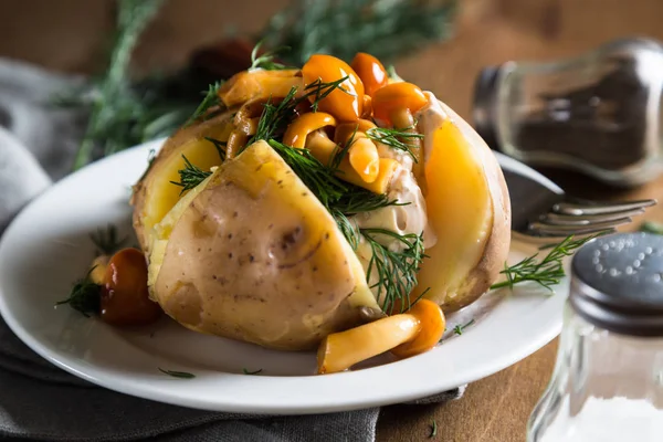 Krem peynir dereotu ve mantar ile fırında patates