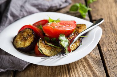 Fırında patlıcan ve maydanoz ile taze domates salatası