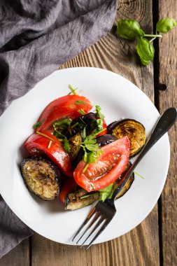 Fırında patlıcan ve maydanoz ile taze domates salatası
