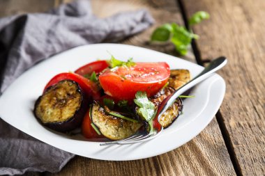 Fırında patlıcan ve maydanoz ile taze domates salatası