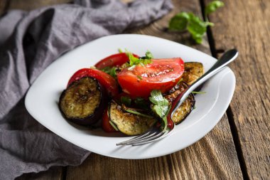 Fırında patlıcan ve maydanoz ile taze domates salatası