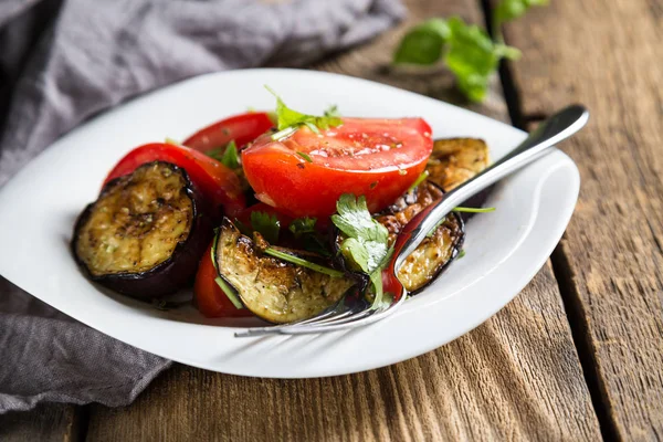 Fırında patlıcan ve maydanoz ile taze domates salatası