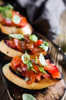 Bruschetta domates ve taze fesleğen ile