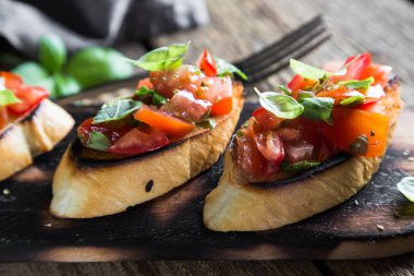 Bruschetta domates ve taze fesleğen ile