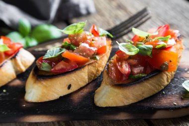 Bruschetta domates ve taze fesleğen ile