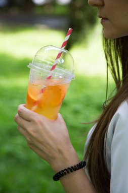 Doğal meyve limonata bir kız elinde