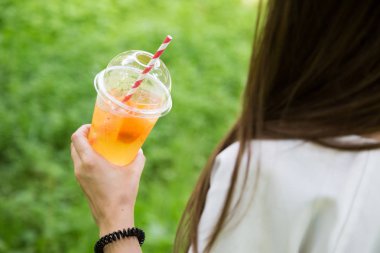 Doğal meyve limonata bir kız elinde