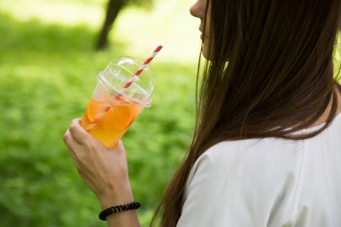 Doğal meyve limonata bir kız elinde