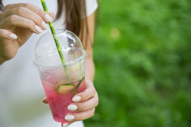 Doğal meyve limonata bir kız elinde