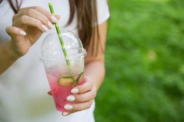 Doğal meyve limonata bir kız elinde
