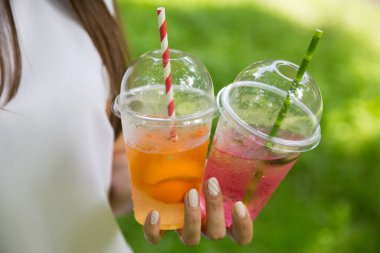 Doğal meyve limonata bir kız elinde