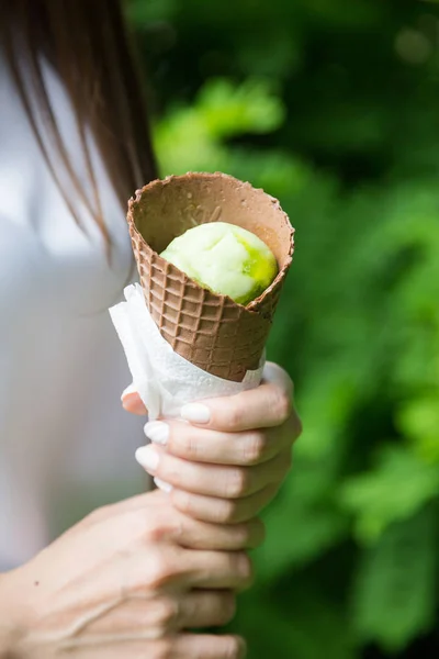 Helado Manos Una Chica — Foto de Stock