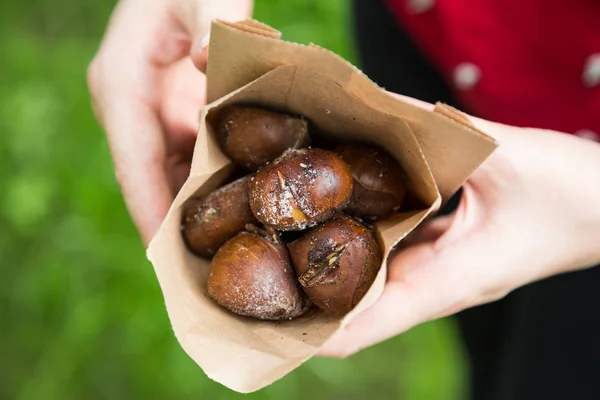 Castagne Forno Sacchetto Carta Street Food — Foto Stock