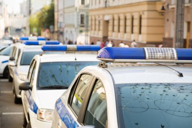 Polis arabaları şehrin sokaklarında
