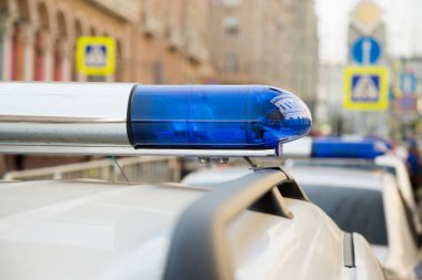 Polis arabaları şehrin sokaklarında