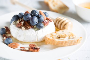 Tatlım, fındık ve taze yaban mersini camembert peyniri