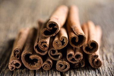 Ahşap bir masa üzerine tarçın yakın çekim