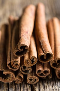 Ahşap bir masa üzerine tarçın yakın çekim