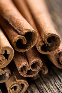 Ahşap bir masa üzerine tarçın yakın çekim