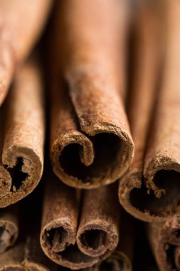 Ahşap bir masa üzerine tarçın yakın çekim