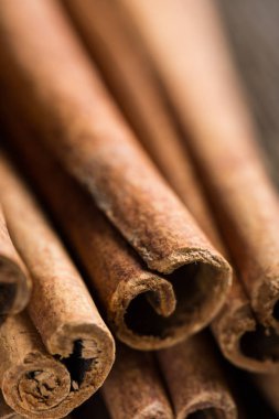 Ahşap bir masa üzerine tarçın yakın çekim