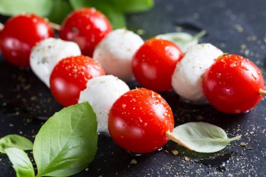 Mozzarella ve domates şiş üzerinde