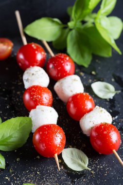 Mozzarella ve domates şiş üzerinde
