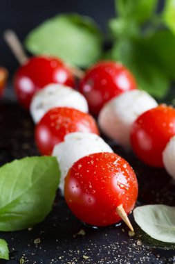 Mozzarella ve domates şiş üzerinde