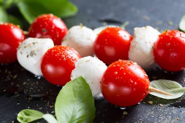 Mozzarella ve domates şiş üzerinde