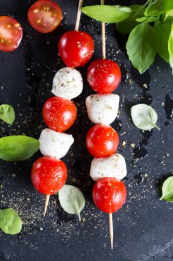 Mozzarella ve domates şiş üzerinde
