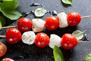 Mozzarella ve domates şiş üzerinde