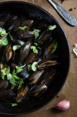 Yeşil ve beyaz şarap ile midye komposto