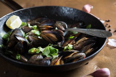 Yeşil ve beyaz şarap ile midye komposto