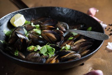 Yeşil ve beyaz şarap ile midye komposto