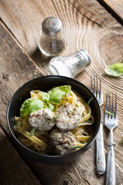 pasta köfte ve fesleğen ilepasta con albóndigas y albahaca
