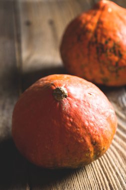 ahşap bir masa üzerinde taze kabak