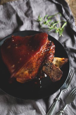 Pişmiş domuz knuckle otlar ile