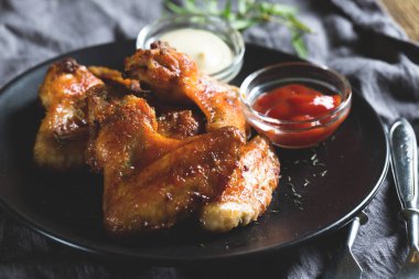 Soslu tavuk kanadı.