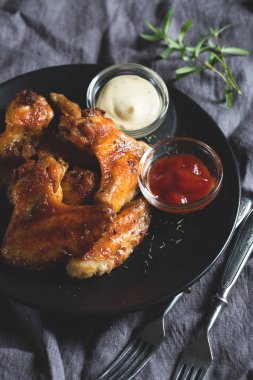 Soslu tavuk kanadı.