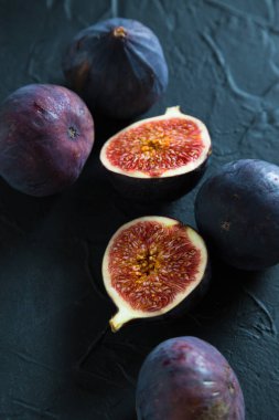 İncir karanlık bir arka plan üzerinde