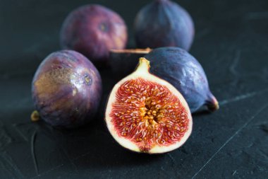 İncir karanlık bir arka plan üzerinde